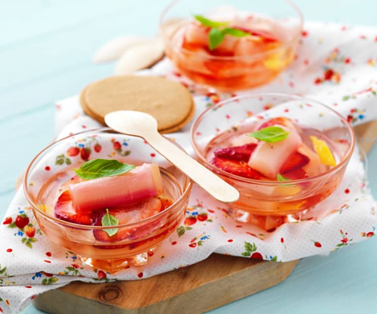 Nage de rhubarbe aux fraises et au basilic