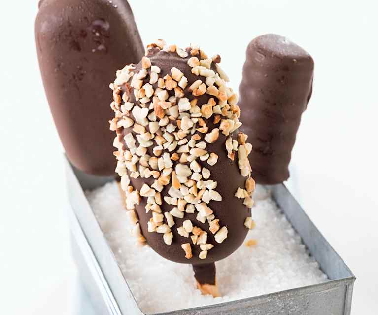 Gelado de baunilha com cobertura de chocolate Gelado de baunilha com cobertura de chocolate