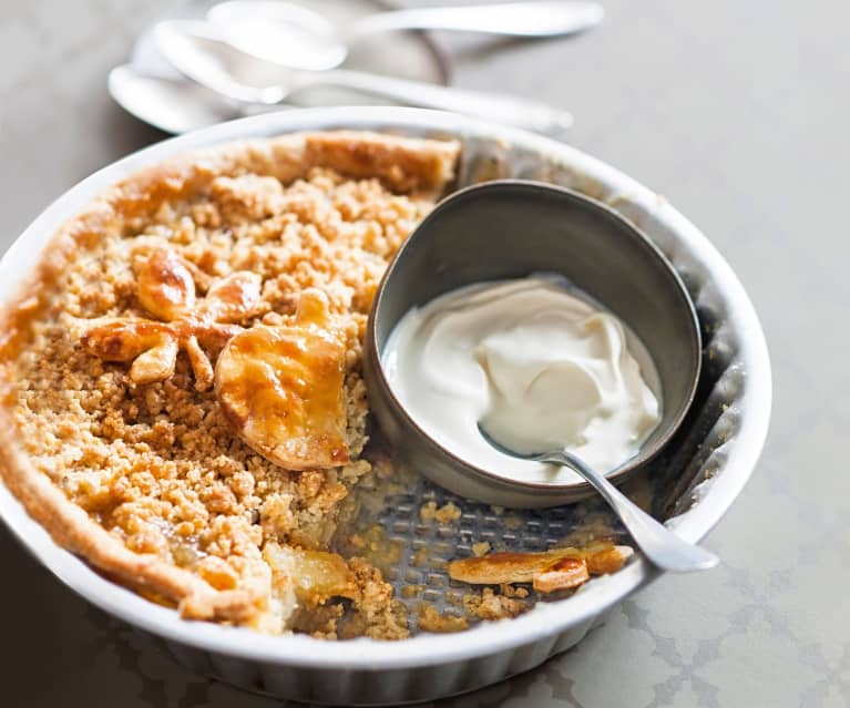 Crumble pie aux pommes, coings et noisettes