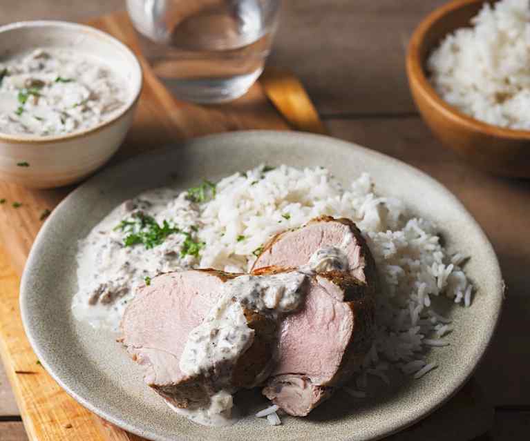 Lombinho de porco com molho de cogumelos e arroz Lombinho de porco com molho de cogumelos e arroz