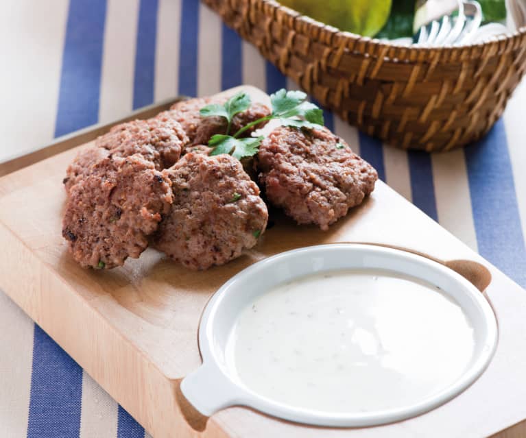 Kofta de carne con salsa de yogur (yogurtlu Köfte)