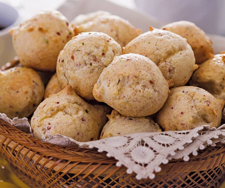 Mini pão de queijo com calabresa 