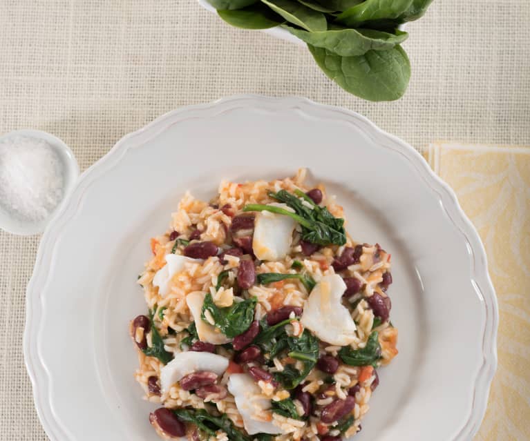 Arroz con bacalao, espinacas y judías rojas