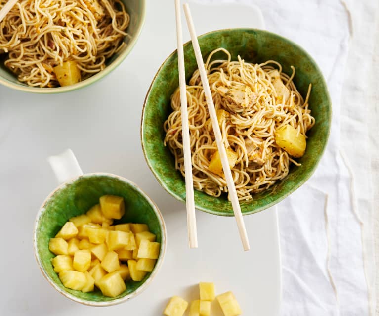 Noodles de frango com abacaxi