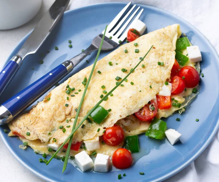 Tortilla de pimientos y cherrys con queso fresco