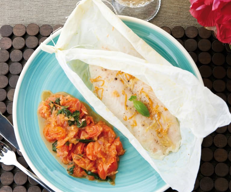 Filetes de linguado com molho de tomate e manjericão