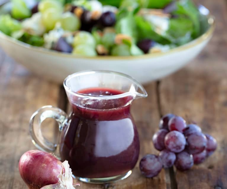 Aliño de vino dulce añejo con ensalada de hojas verdes