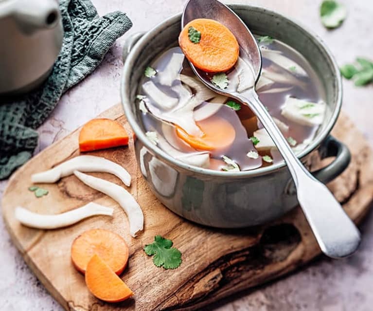 Bouillon détox au fenouil, coriandre, carottes et oignons