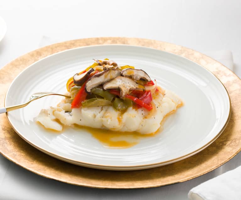 Bacalao con fritada de pimientos y boletus