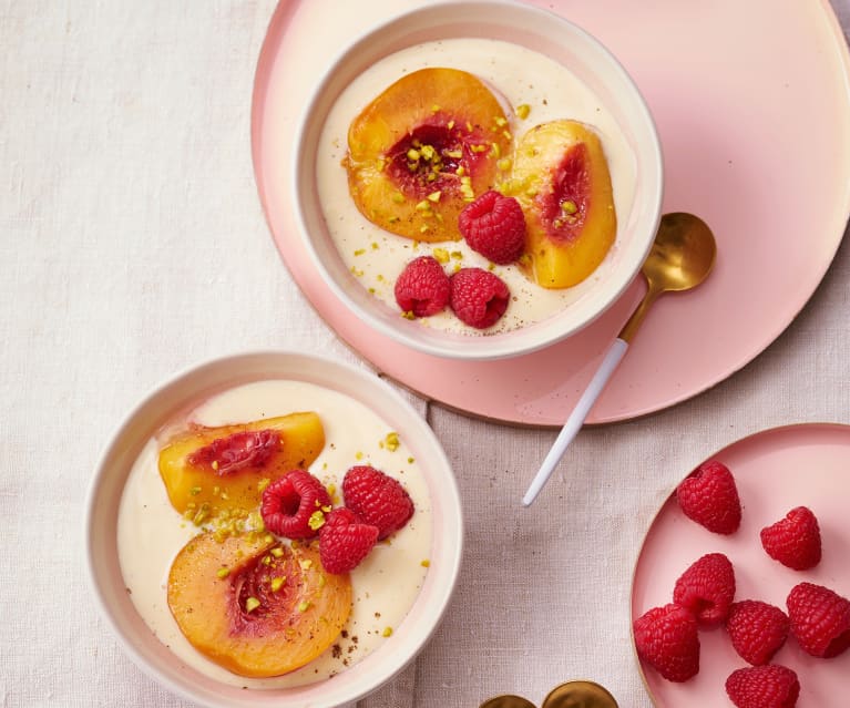 Pêches pochées à la vanille, yaourt soja vanillé et framboises