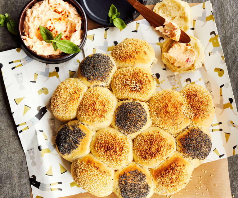 Fußballbrot mit Paprikadip