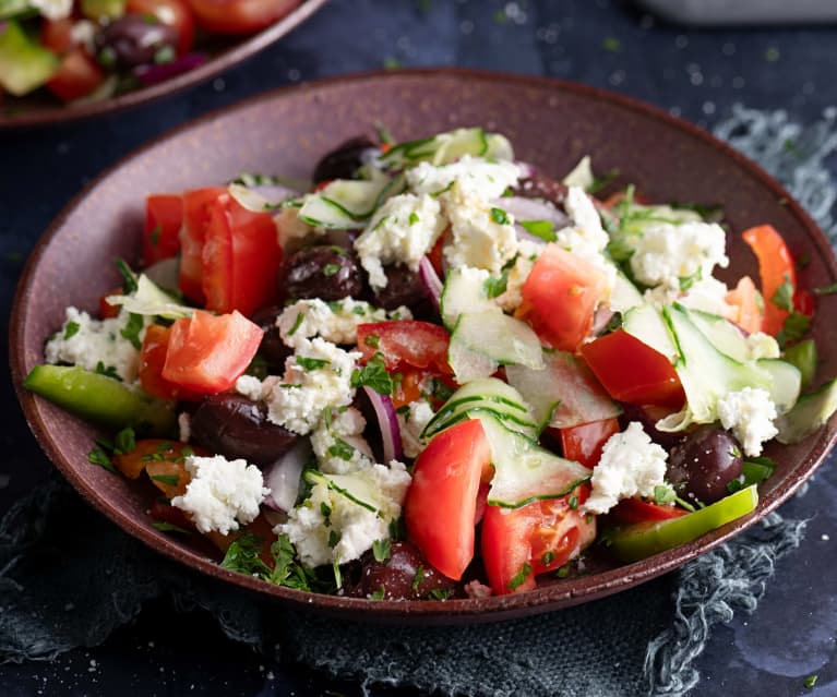 Ensalada de verduras con queso feta y aceituna negra