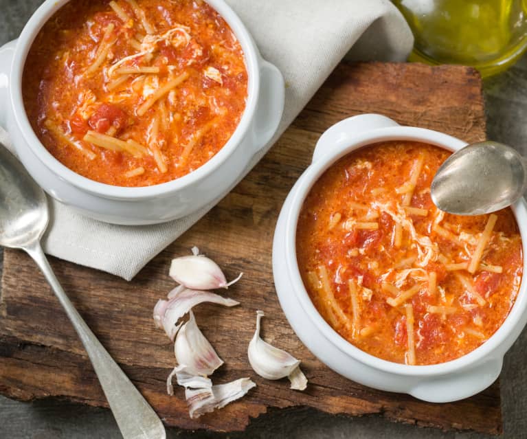 Sopa de ajo con tomate