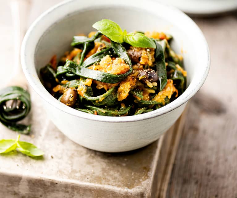 Fideos de espirulina con verduras de verano