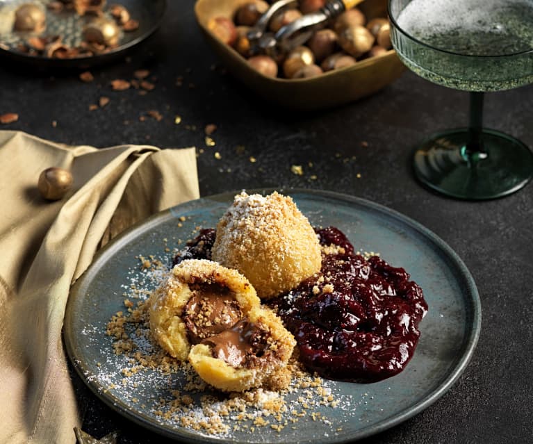 Nougatknödel mit Nussbröseln und Zwetschkenröster (vegan)