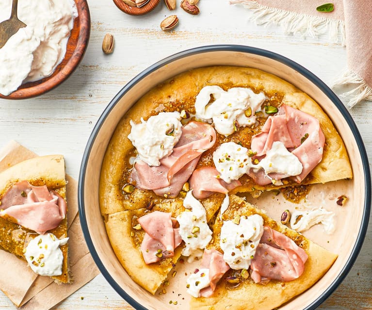 Piza com pesto de pistácio, burrata e mortadela