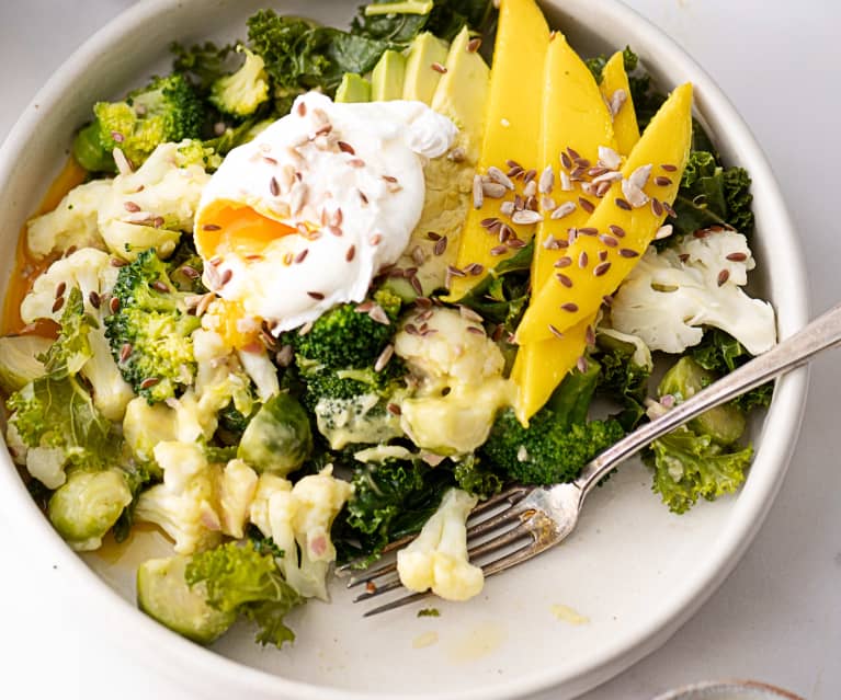 Ensalada tibia de coles de Bruselas con mango, aguacate y huevos