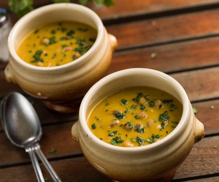 Sopa de frijol bayo con cilantro