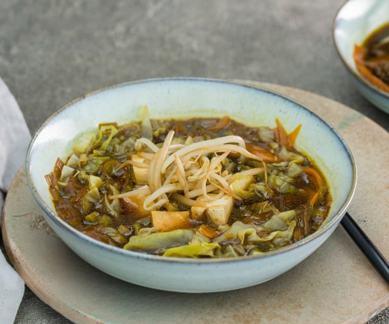 Bol vegetariano de tofu, verduras y soja