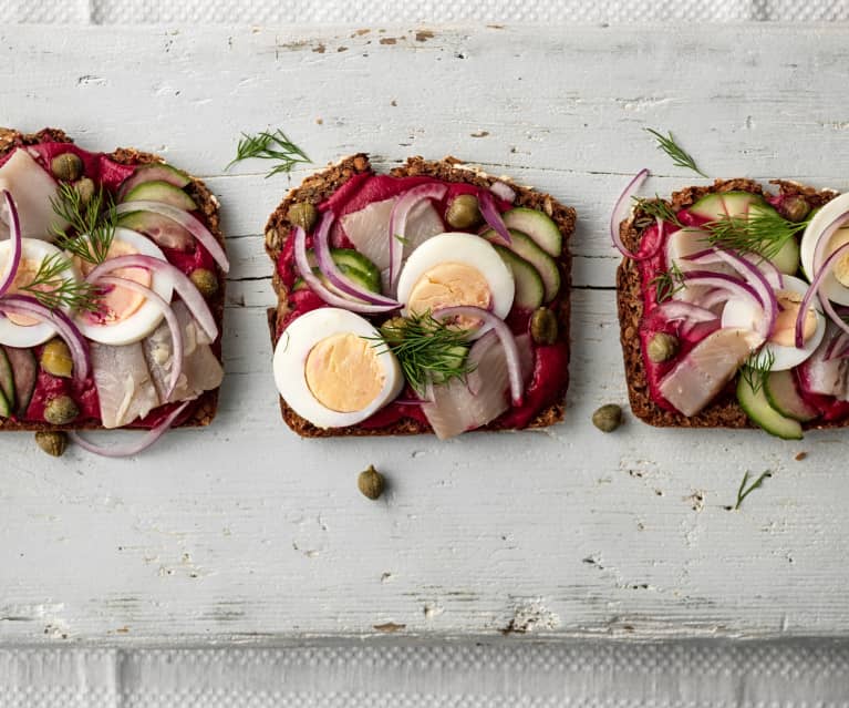 Sandwich ouvert à la betterave et au hareng (Smørrebrød)