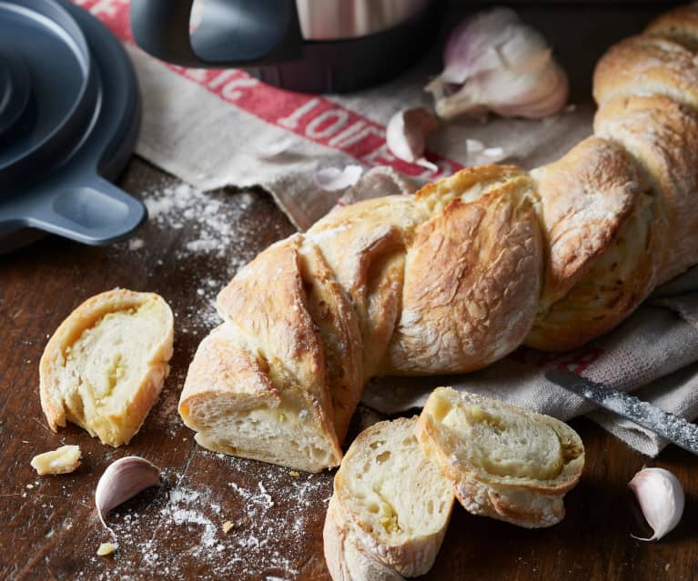 Pain tordu à l’armagnac et confit d’ail