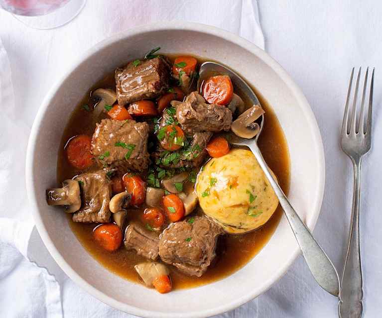 Ragoût de bœuf à la bière et petits pains vapeur au cheddar Ragoût de bœuf à la bière et petits pains vapeur au cheddar