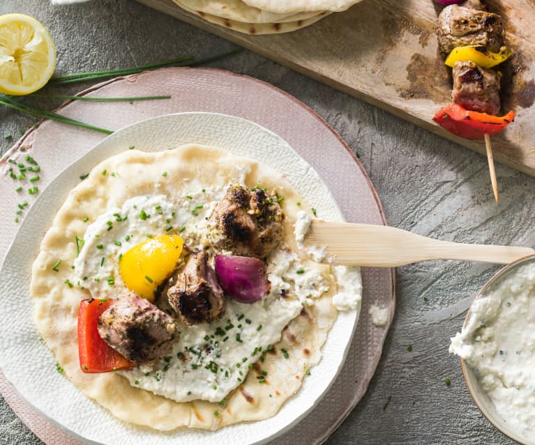 Pan a la plancha, brocheta de cordero lechal con verduras y salsa de queso