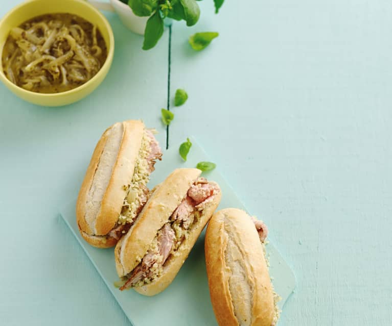 Sanduíches de carne fria e cebolada