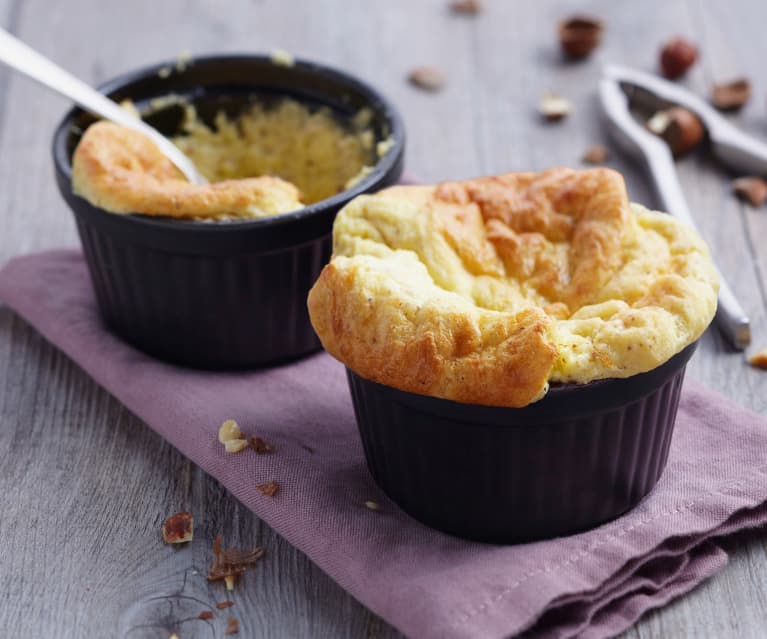 Soufflé au beaufort et aux noisettes