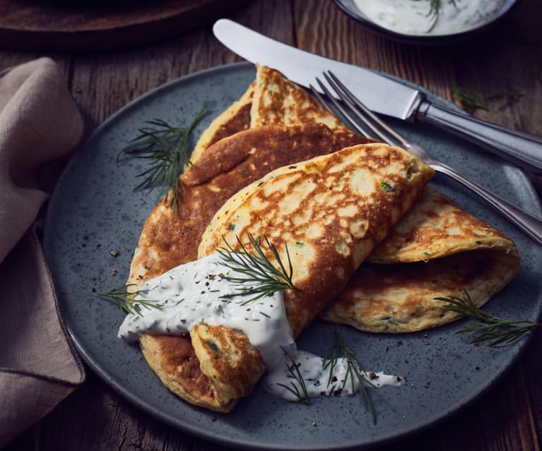 Zucchini-Käse-Pfannkuchen mit Dill-Knoblauch-Sauce