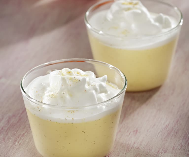 Natillas de vainilla con merengue de leche y polvo de mandarinas