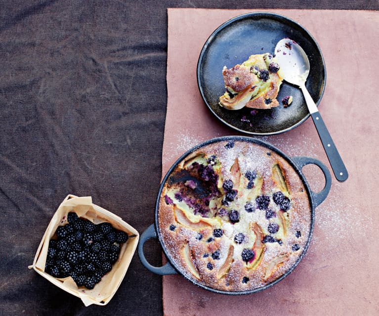 Clafoutis aux poires, mûres et amandes