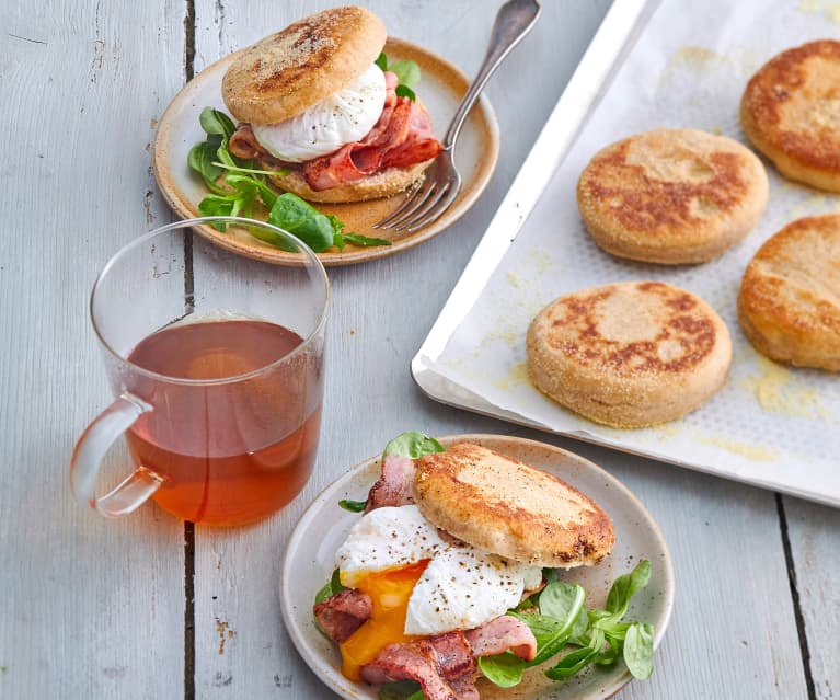 Muffins à la farine complète, œufs mollets et lard