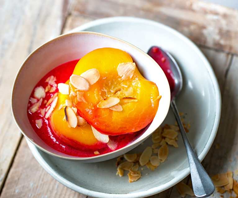 Pêches pochées, framboises, amandes Pêches pochées, framboises, amandes