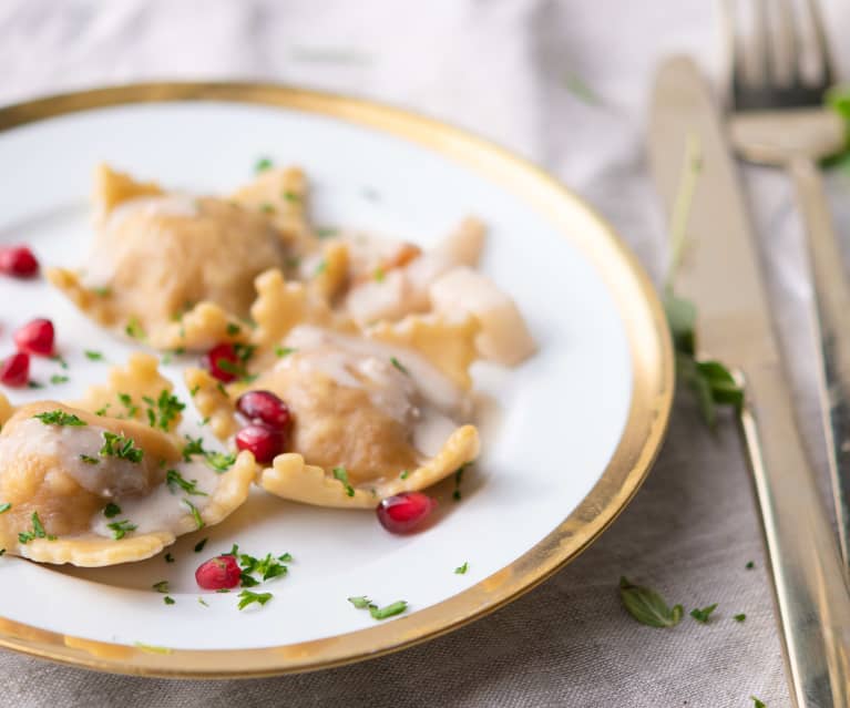 Raviolis em estrela com recheio de noz e molho de champanhe