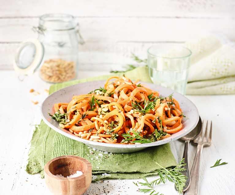 Möhrenspaghetti mit Möhrengrün-Pesto