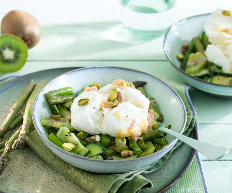 Salada de espargos com queijo mozarela e pistáchio