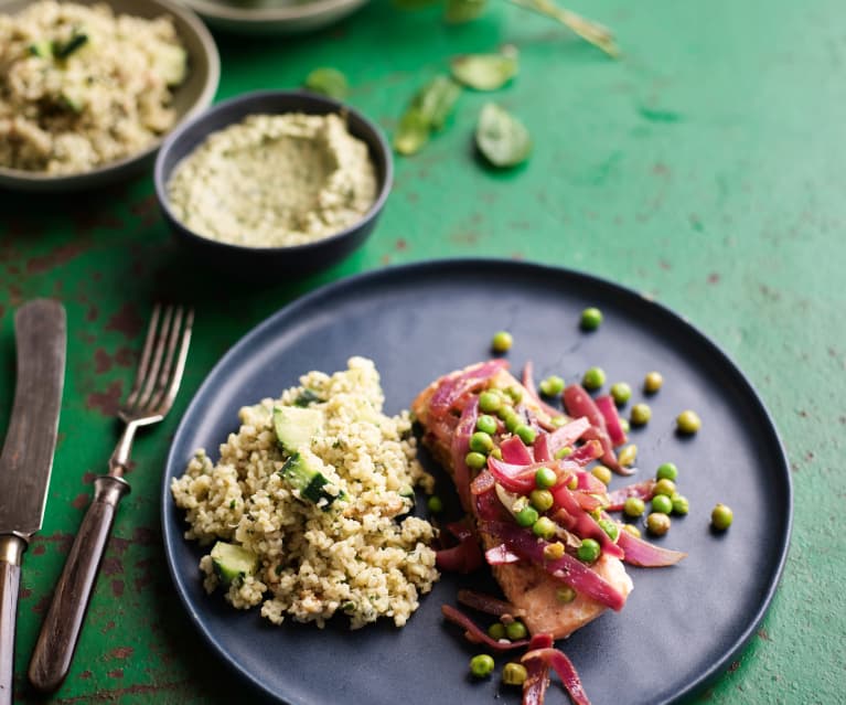 Salmão ao vapor com salada de bulgur e molho de iogurte