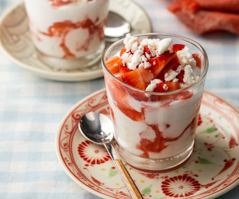 Wegański Eton Mess kokosowo-truskawkowy