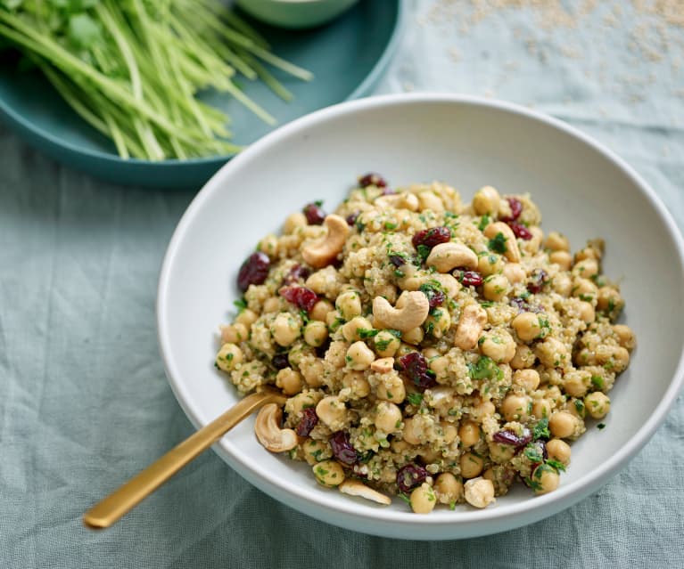 Salada de quinoa, grão e caju