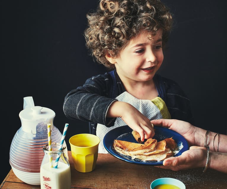 Petites crêpes et jus à l'orange