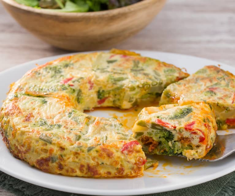 Tortilla de verduras con chorizo