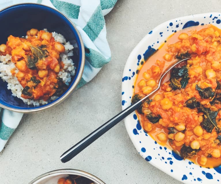 Caril de grão e kale com arroz de coco