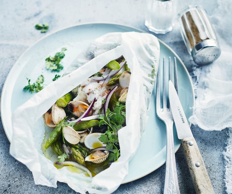 Papillote de cabillaud, coques et asperges 