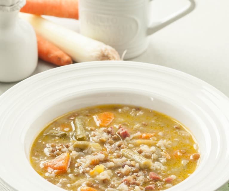 Sopa de verduras con lentejas y arroz