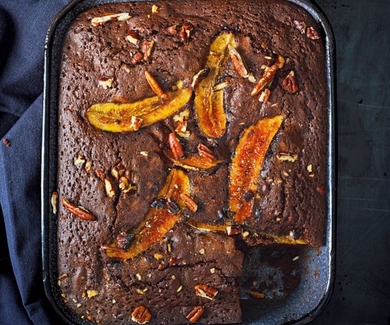 Gâteau au chocolat, aux noix et aux bananes caramélisées