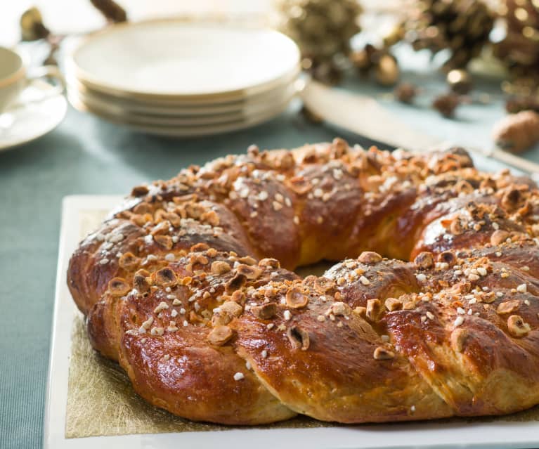 Roscón trenzado de brioche con avellanas