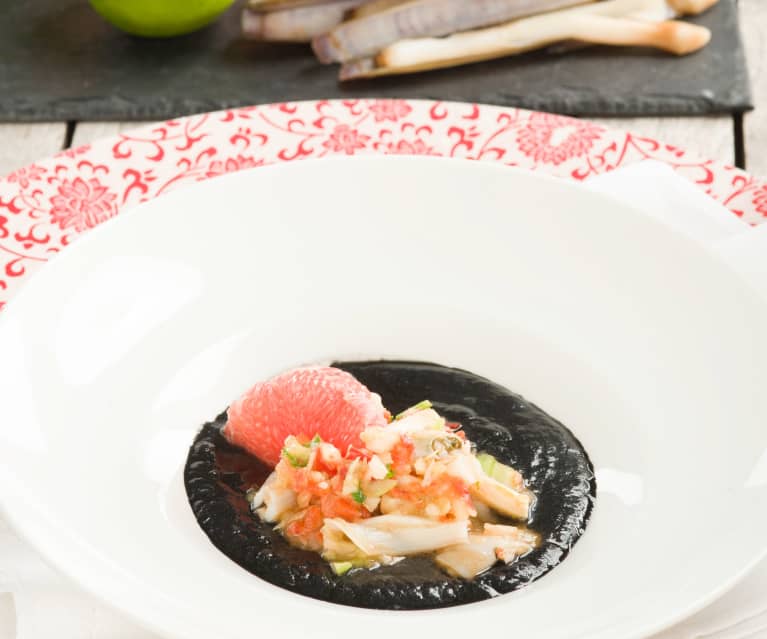 Ceviche de navajas con vichyssoise negra