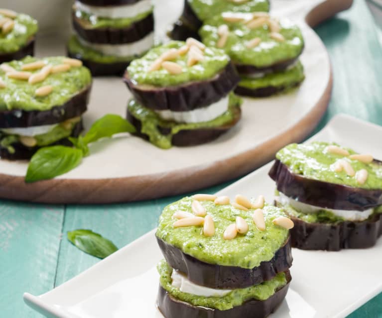 Milhojas de berenjena y queso de cabra al pesto