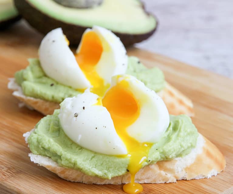 Toast de avocado com ovo molet